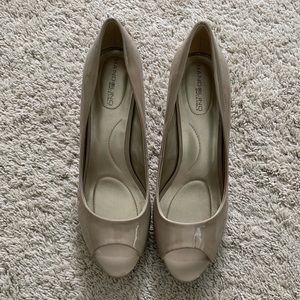Bandolino Rainaa style nude 3.5" heels, peep toe, like new, size 9.5